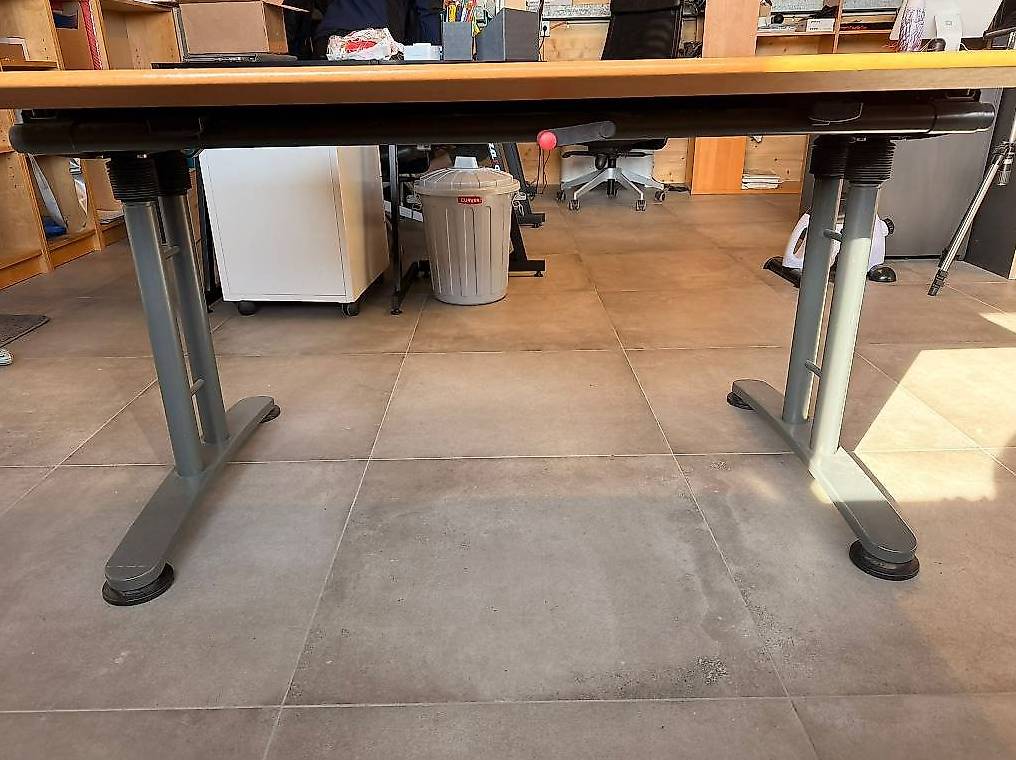 Tables de bureau réglables Canton Neuchâtel - anibis.ch