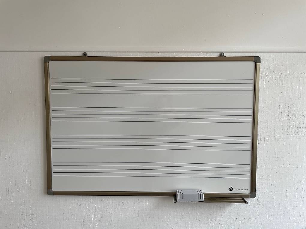 Tableau blanc a portees musicales sur pietement a roulettes 120x150cm Tableau blanc a portees musicales sur pietement a roulettes 120x150cm