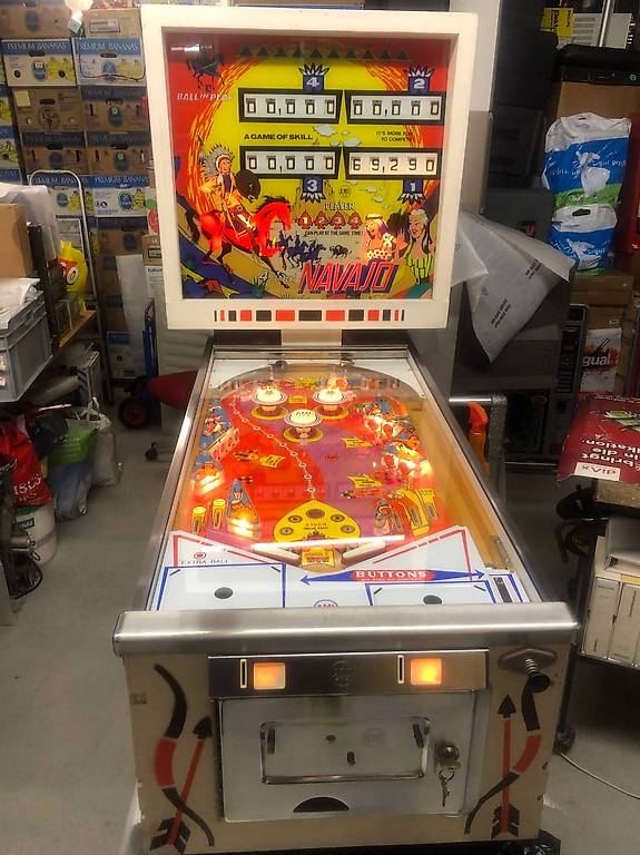  alter fast neuer elektromechanischer Flipperkasten Navajo