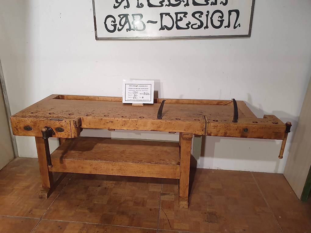 Ancien Établi de Menuisier en Bois Massif – Atelier