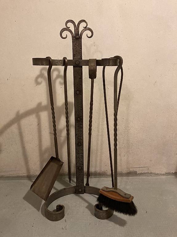 Ensemble D'outils De Cheminée En Fer Forgé Du 17Ème Siècle - The Antique Fireplace Bank