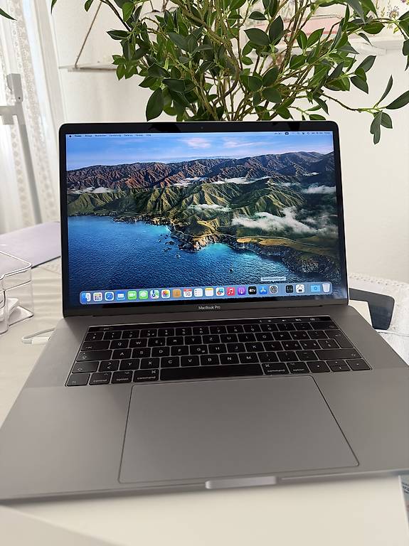 Apple MacBook Pro 15 mit Touch Bar (Top-Zustand)