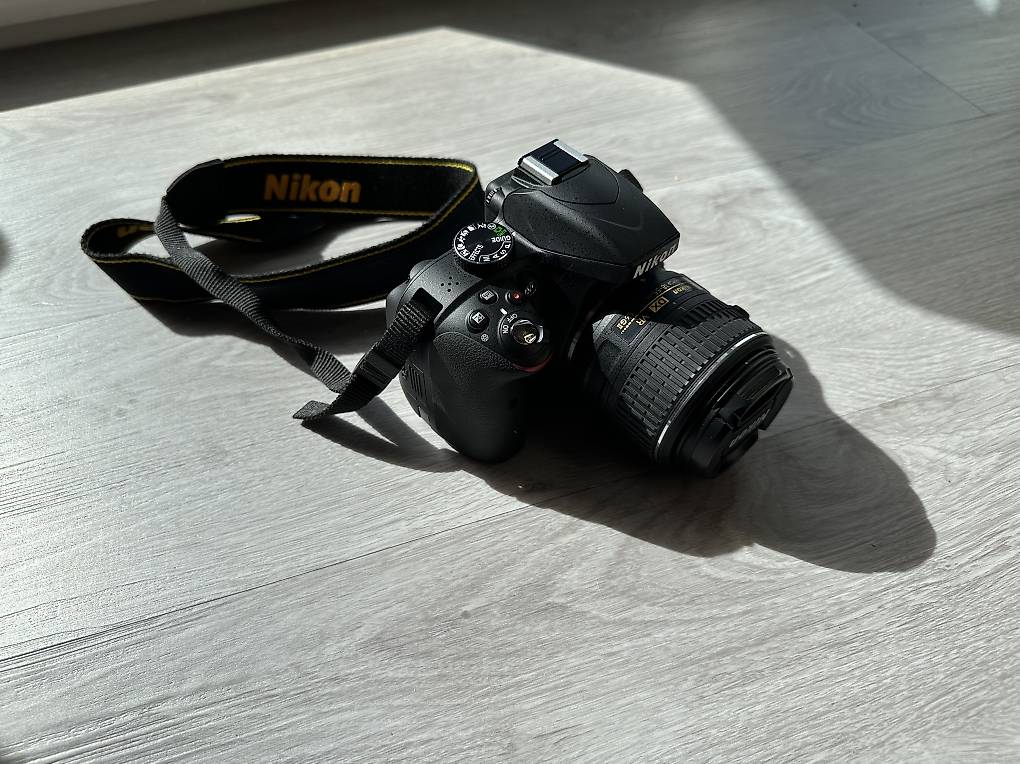 Appareil Photo Reflex Nikon EM Avec Objectif Nikkor - Vendu Pour Pièces / NON TESTÉ