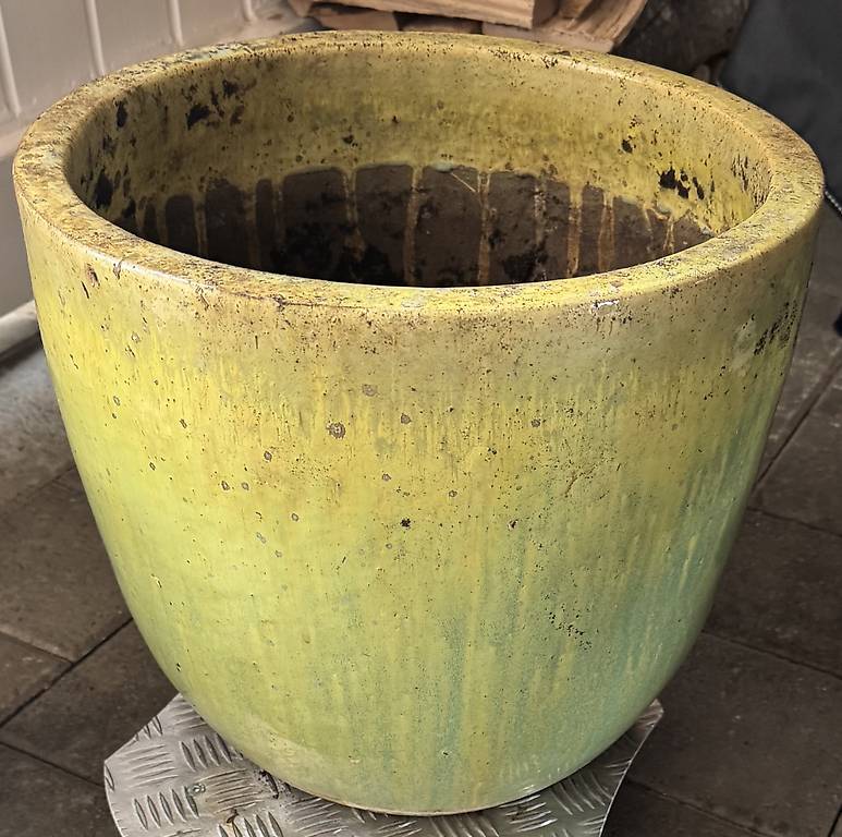 Pot ancien en terre cuite noir
