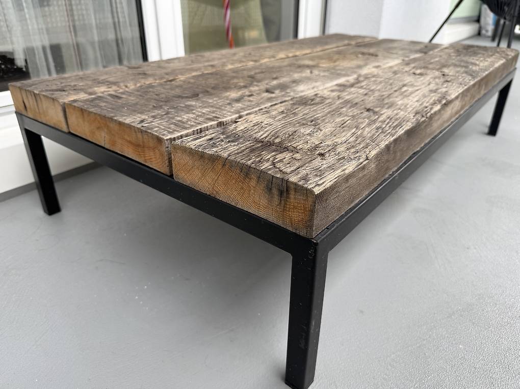 Table basse Foudre en chêne rouge et époxy bleu