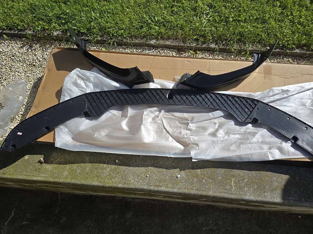 Becquet Arrière Spoiler BMW Série 1 F20/F21 M Sport 2011-2019 – Noir Brillant, Aérodynamique & Look Racing