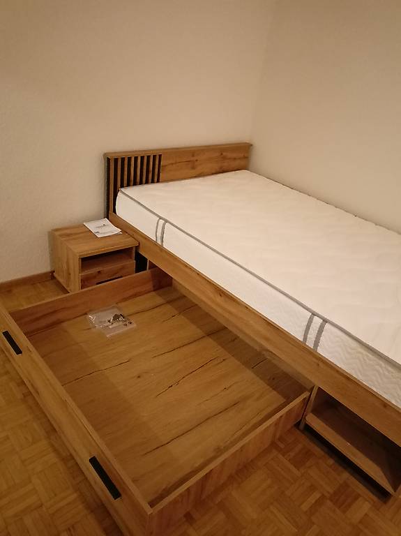 Lit, matelas (120x200) et table de chevet (quasi neuf) Canton Genève ...