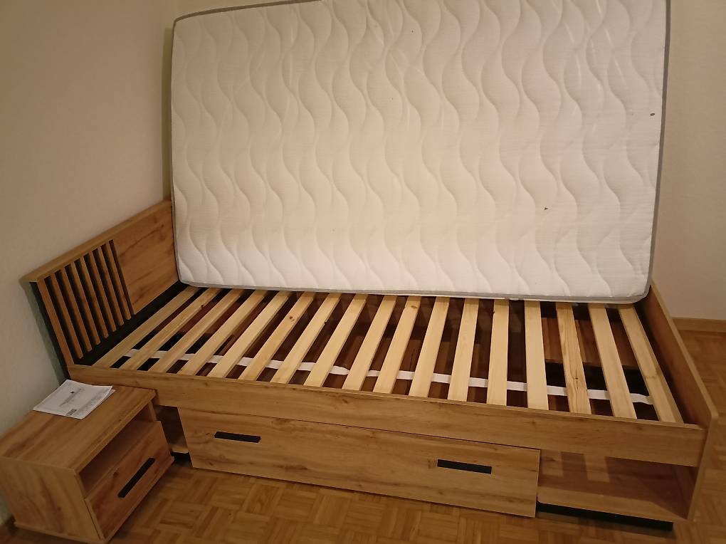 Lit, matelas (120x200) et table de chevet (quasi neuf) Canton Genève ...